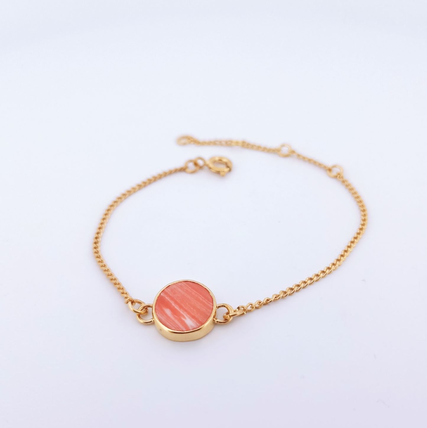 Bracelet plaqué or 3 microns pierre corail reconstitué